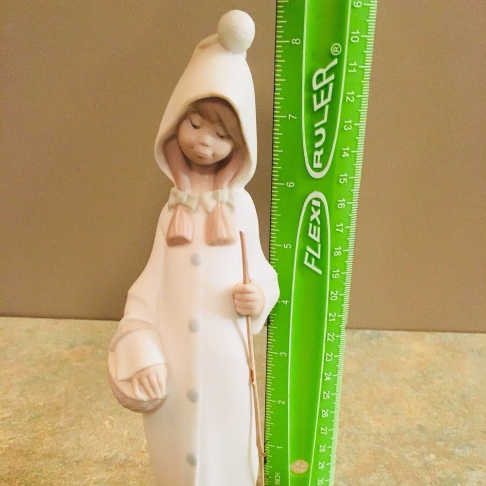 LLADRO SHEPHERD GIRL W/WALKING STICK - MATTE FINIS